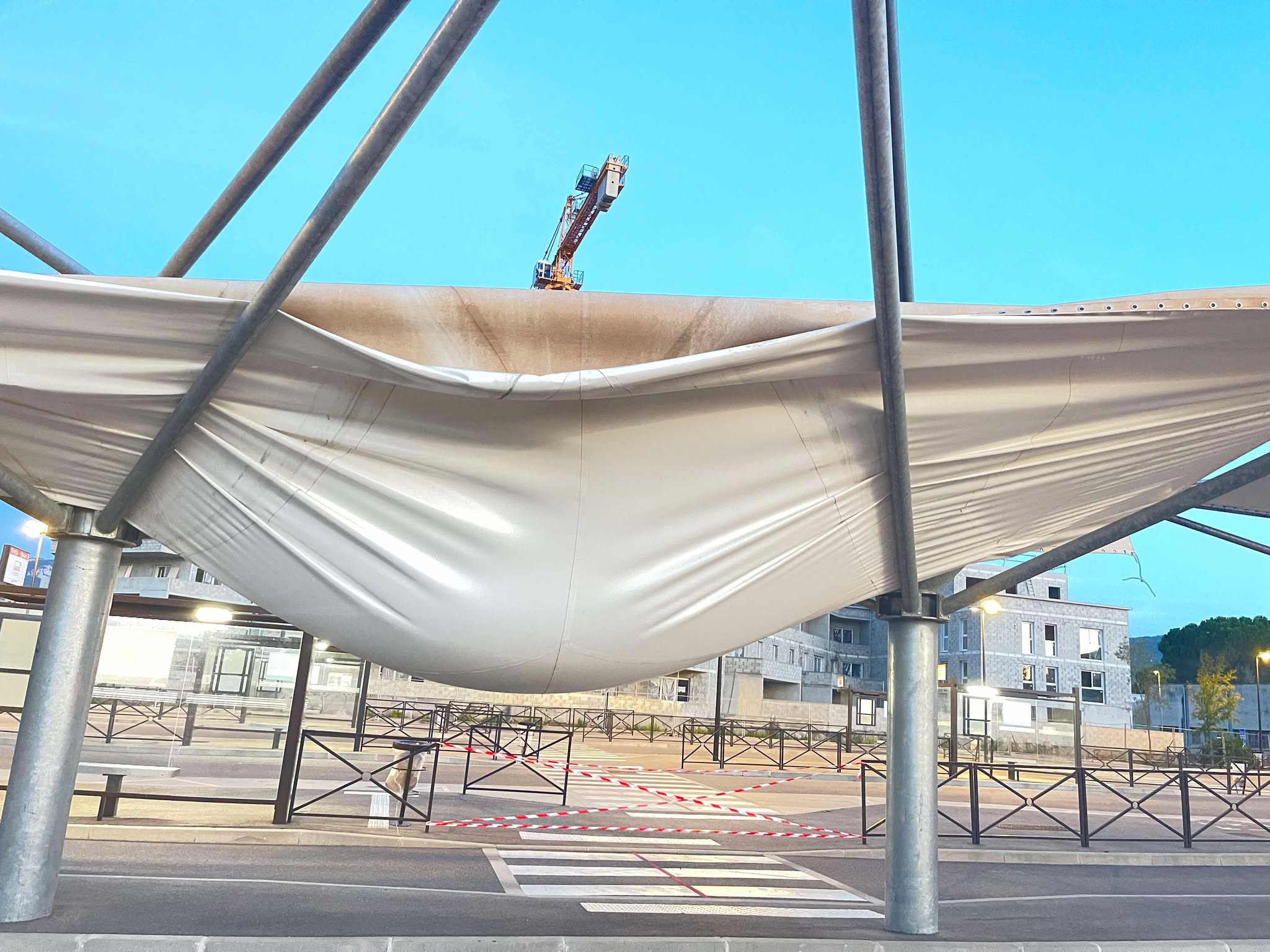 Trets : Danger à la gare routière.